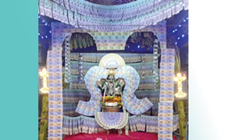 &nbsp;ரூ.8 லட்சம் நோட்டுகளால் தனலட்சுமி அலங்காரத்தில் காட்சியளிக்கும் அம்மன்.