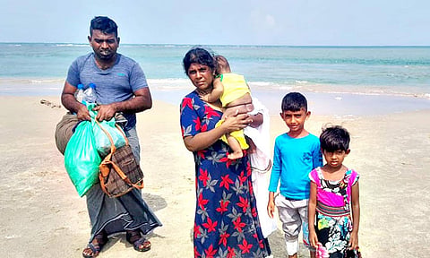 மீட்கப்பட்ட அகதிகள்.