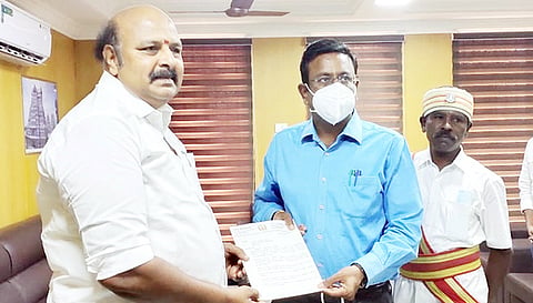 கலெக்டர் தினேஷ்பொன்ராஜ் ஆலிவரிடம், டி.கே.ஜி.நீலமேகம் எம்.எல்.ஏ. கோரிக்கை மனு அளித்தார்.