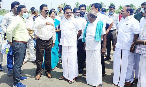 4 வழிச்சாலை பணிகளை கலெக்டர் விசாகன், வேலுச்சாமி எம்.பி மற்றும் அதிகாரிகள் ஆய்வு செய்தனர்.