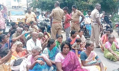 &nbsp;சங்கராபுரத்தில் கிராம மக்கள் சாலை மறியலில் ஈடுபட்டனர்.