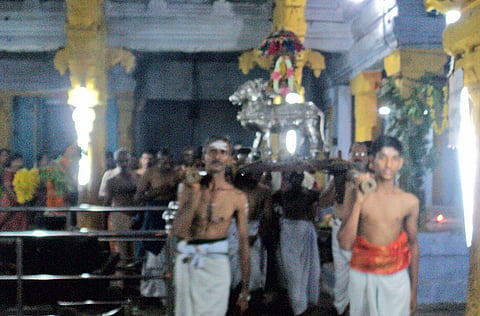 சுவாமி நந்தி வாகனத்தில் எழுந்தருளி கோவில் உள் பிரகாரத்தில் உலா வந்த காட்சி