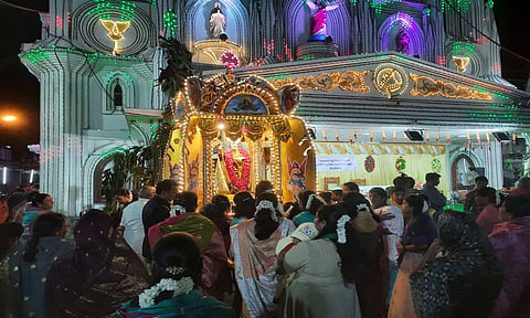 புனித தோமையார் ஆலய 9-ம் திருவிழாவையொட்டி நேற்று இரவு சப்பரபவனி நடந்த போது எடுத்த படம்.
