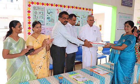 ப்ரண்ட்லைன் பள்ளி மாணவ,மாணவிகள் திரட்டிய நிதியை முதியோர் இல்லங்களை பராமரிக்கும் பிரதிநிதியிடம் வழங்கப்பட்டது.