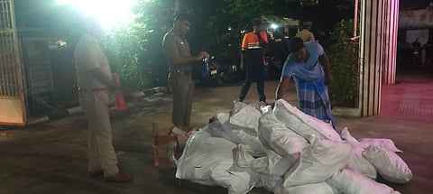 பறிமுதல் செய்யப்பட்ட குட்கா மூட்கைளை படத்தில் காணலாம்.&nbsp;