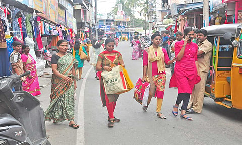 தீபாவளி பண்டிகையையொட்டி பொதுமக்கள் கடை வீதிகளில் புத்தாடைகளை வாங்க வந்தபோது எடுத்த படம்&nbsp;