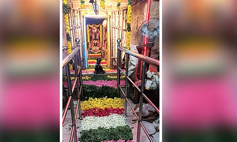 மலர்களை கொண்டு கோவில் அலங்கரிக்கப்பட்டிருந்த காட்சி.