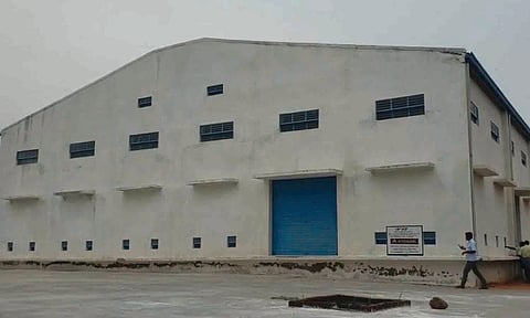 வினோத வண்டுகள் புகுந்ததாக கூறப்படும் குடோனை படத்தில் காணலாம்.&nbsp;