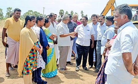 பழங்குளம் ஊராட்சியில்  நடந்த வேளாண் திட்டப் பணிகளை   வேளாண் கூடுதல் இயக்குநர் சங்கரலிங்கம் ஆய்வு செய்த காட்சி.