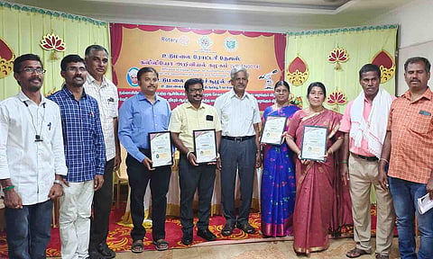 &nbsp;விருது பெற்ற ஆசிரியர்கள், சமூக சேவகர்களை படத்தில் காணலாம்.
