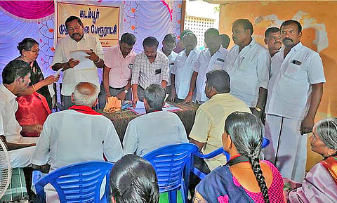 கடம்பூர் பேரூராட்சி அலுவலகத்தில் வெற்றி பெற்ற உறுப்பினர்கள் பதவியேற்று கொண்ட காட்சி.