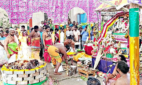 முத்துமாரியம்மன் கோவிலில் சண்டி ஹோமம் நடந்தது.&nbsp;
