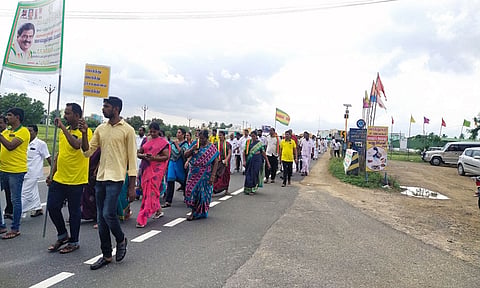 நடைபயணம் சென்றவர்களை  படத்தில் காணலாம்.&nbsp;