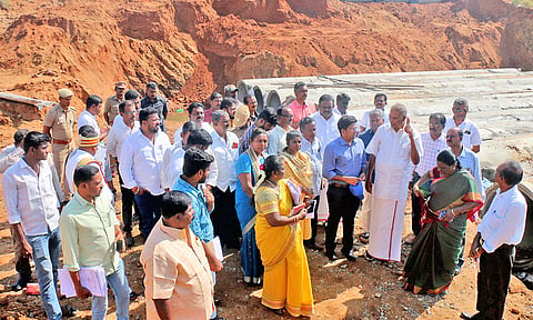 பொன்னாக்குடி அருகே நதிநீர் இணைப்பு திட்ட பணிகளை சபாநாயகர் அப்பாவு ஆய்வு செய்தபோது எடுத்தபடம். அருகில் கலெக்டர் விஷ்ணு மற்றும் அதிகாரிகள் உள்ளனர்.
