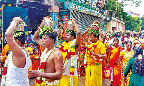 நாகை அனிச்சியக்குடி முச்சந்தி மகா காளியம்மன் கோவிலுக்கு பக்தர்கள் பால்குட ஊர்வலம்