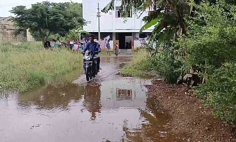 ஊருக்குள் புகுந்த தண்ணீர்.