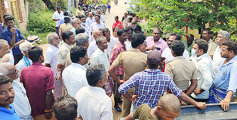 வீடுகளை  இடிக்க எதிர்ப்பு தெரிவித்து போராட்டம் செய்த மக்களை படத்தில் காணலாம்.&nbsp;
