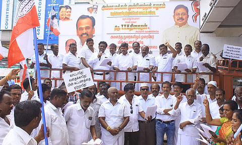 ஆர்ப்பாட்டத்தில் கலந்து கொண்ட அ.ம.மு.க.வினர்.
