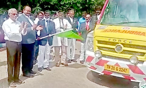 இலவச ஆம்புலன்ஸ் சேவையை மாவட்ட நீதிபதி மதுசூதனன் கொடியசைத்து தொடங்கி வைத்தார்.