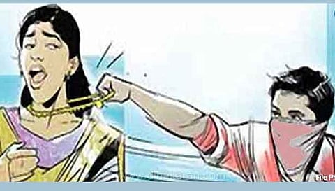 இருசக்கர வாகனத்தில் சென்ற பெண்ணிடம் நகைபறிப்பு