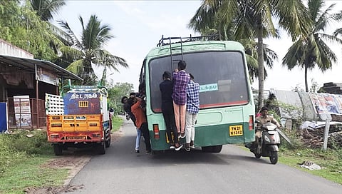 ஆபத்தை உணராமல் பஸ்சில் பயணிக்கும் மாணவர்களை படத்தில் காணலாம்.&nbsp;