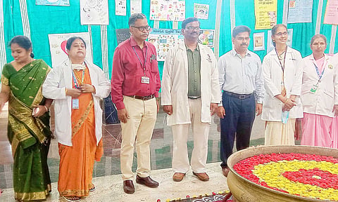 கண்ணொளி பற்றிய கண்காட்சியை மருத்துவக் கல்லூரி முதல்வர் பாலாஜி நாதன் பார்வையிட்டார்.
