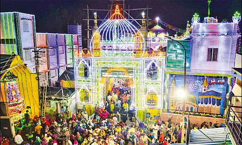 கோரிப்பாளையத்தை வலம் வந்த சந்தனக்கூடு
