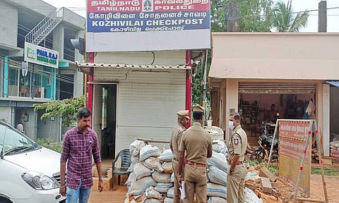 கோழிவிளை சோதனை சாவடியில் மாவட்ட போலீஸ் சூப்பிரண்டு ஆய்வு செய்தபோது எடுத்த படம் 
