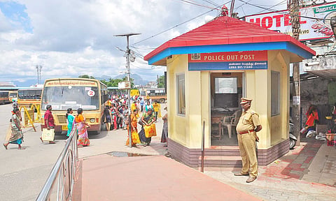 அண்ணா பஸ் நிலையத்தில் திறக்கப்பட்டிருக்கும்&nbsp; புறக்காவல் நிலையத்தை படத்தில் காணலாம்