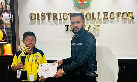தென்காசி மாவட்ட  கலெக்டர்  ஆகாசை வெற்றி பெற்ற மாணவர்  சந்தித்து வாழ்த்து பெற்ற காட்சி.