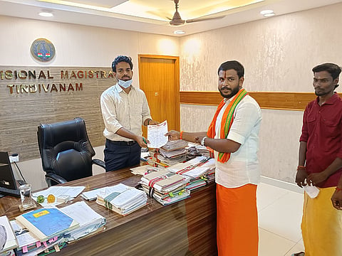 சப்-கலெக்டரிடம் மனு அளிக்கப்பட்ட காட்சி.