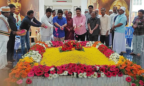 அப்துல்கலாம் சமாதியில் மாவட்ட வருவாய் அலுவலர் காமாட்சி கணேசன், நடிகர் தாமு, மற்றும் பேரன்கள், ஜமாத் நிர்வாகிகள் மலர் தூவி மரியாதை செலுத்தினர்.