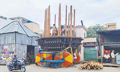திருவண்ணாமலை அருணாசலேஸ்வரர் கோவிலில் பஞ்சமூர்த்தி தேர்கள் சீரமைக்கும் பணி தீவிரமாக நடைபெற்று வருவதை படத்தில் காணலாம்.