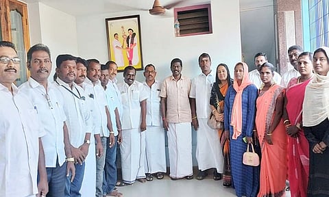 தென்காசி மாவட்ட தி.மு.க. செயலாளராக மீண்டும் தேர்வு  செய்யப்பட்ட மாவட்ட செயலாளர் சிவபத்பநாபனை,கடையம் பஞ்சாயத்து கூட்டைப்பினர் நேரில் சந்தித்து பாராட்டி வாழ்த்தி தெரிவித்த காட்சி.