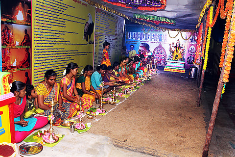 விளக்கு பூஜையில் கலந்து கொண்ட பெண்கள்.