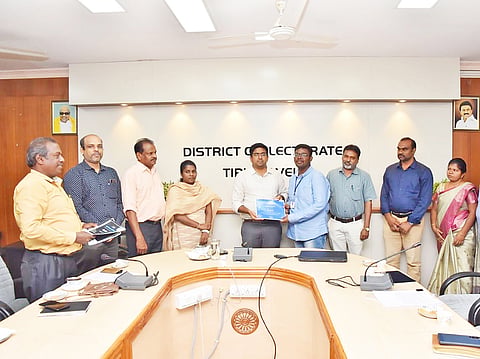 போட்டியில் வெற்றி பெற்ற மாணவர்களை நெல்லை மாவட்ட கலெக்டர் விஷ்ணு பாராட்டிய காட்சி.