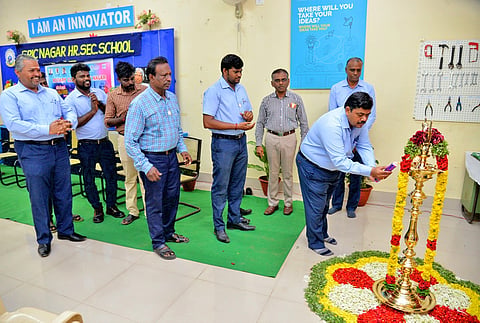 அறிவியல் கண்காட்சியை ஸ்பிக் மற்றும் கிரீன் ஸ்டாரின்  பொது மேலாளர் செந்தில் நாயகம் குத்துவிளக்கு ஏற்றி தொடங்கி வைத்த  காட்சி.