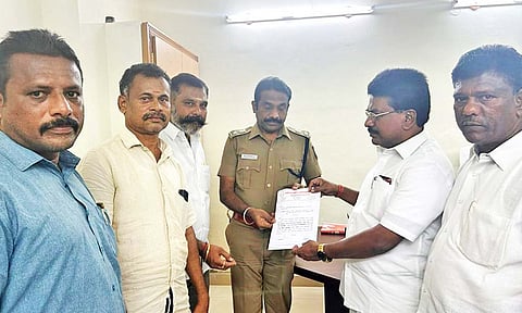 வணிகர் சங்கங்களின் பேரமைப்பினர் மனு கொடுத்த காட்சி.