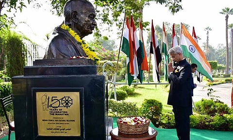 வெளியுறவுத்துறை மந்திரி எகிப்து பயணம் - மகாத்மா காந்தி சிலைக்கு மரியாதை செலுத்தினார்