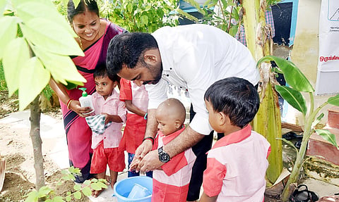 விருதுநகர் ரோசல்பட்டி அங்கன்வாடி மையத்தில் குழந்தைகளுக்கு கை கழுவும் முறை குறித்து கலெக்டர் மேகநாதரெட்டி விழிப்புணர்வு ஏற்படுத்தினார்.