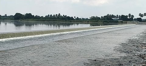 &nbsp;தென்பெண்ணை ஆற்றில் தண்ணீர் கரை புரண்டு ஓடுவதை படத்தில் காணலாம்.