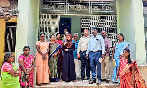 கள ஆய்வில் ஈடுபட்ட அலுவலர்கள்,ஆசிரியர்கள்.