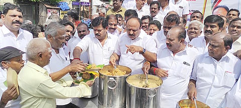 திருப்பரங்குன்றத்தில் இளைஞரணி மாவட்ட செயலாளர் வக்கீல் ரமேஷ், ஒன்றிய செயலாளர் நிலையூர் முருகன் ஆகியோர் பொது மக்களுக்கு அன்னதானம் வழங்கினர்.