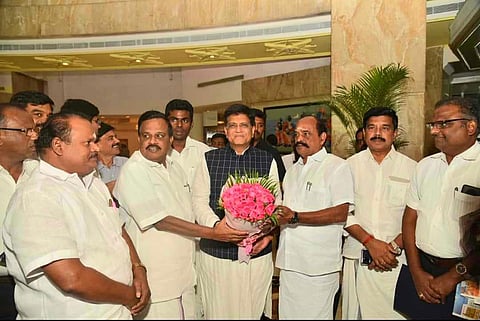 தீப்பெட்டி தொழிலை பாதுகாக்க லைட்டர்களை தடை செய்ய வேண்டும் -  மத்திய அமைச்சரிடம் கடம்பூர் ராஜூ மனு