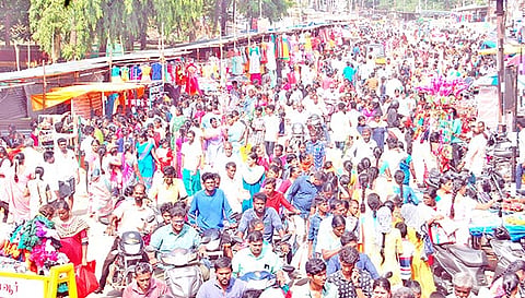 ஜவுளி, பட்டாசு பொருட்கள் வாங்க குவிந்த மக்கள் கூட்டம்.
