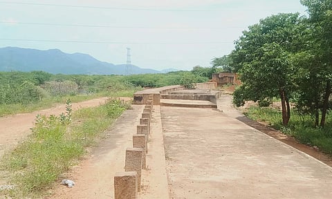 வறண்டு கிடக்கும் கண்மாயை படத்தில் காணலாம்.