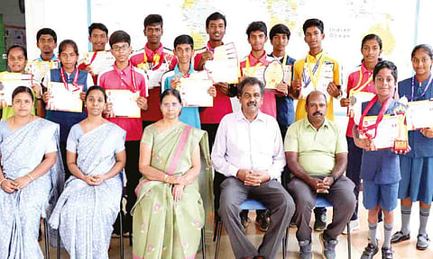 பிரண்ட்லைன் மில்லேனியம் பள்ளி மாணவ-மாணவிகள் பல்வேறு போட்டிகளில் வெற்றி பெற்றவர்களை படத்தில் காணலாம்.