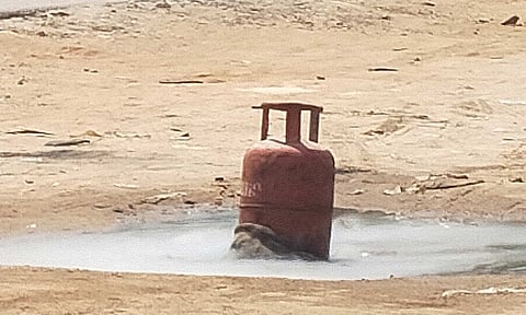 சிலிண்டரில் ஏற்பட்ட கசிவு ஆட்கள் நடமாட்டம் இல்லாத பகுதியில் வைத்து அகற்றப்பட்ட காட்சி.