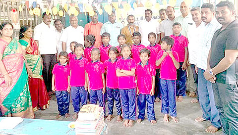 மாணவர்களுக்கு கல்வி உபகரண பொருட்கள் வழங்கப்பட்டது.