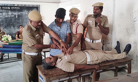 மாணவர்ளுக்கு செயல்விளக்கம்  அளிக்கப்பட்டபோது எடுத்தபடம்.